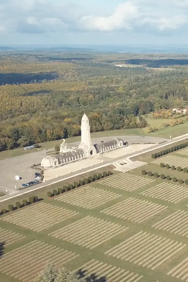 Vue aérienne d'un cimetière militaire