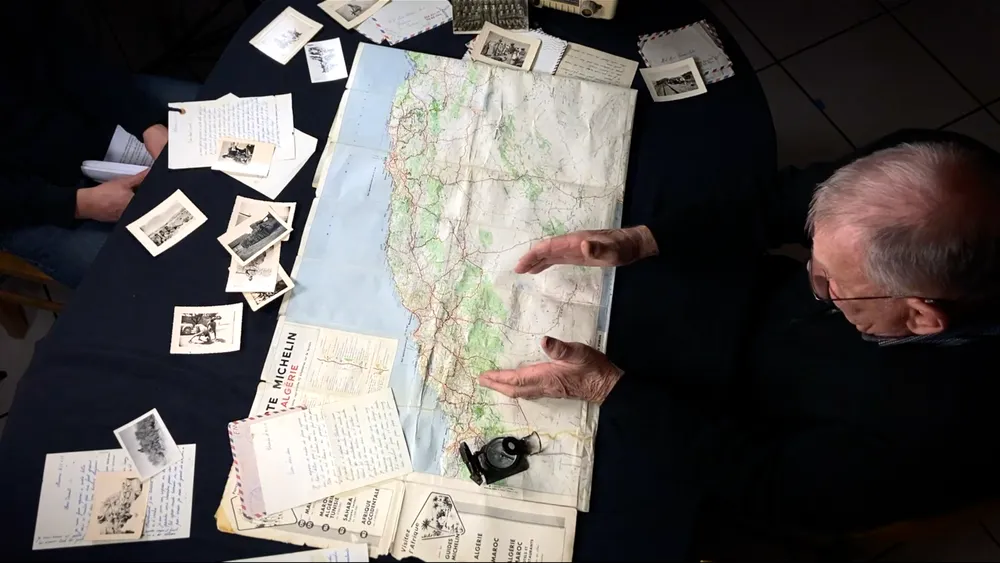 Table avec cartes et documents